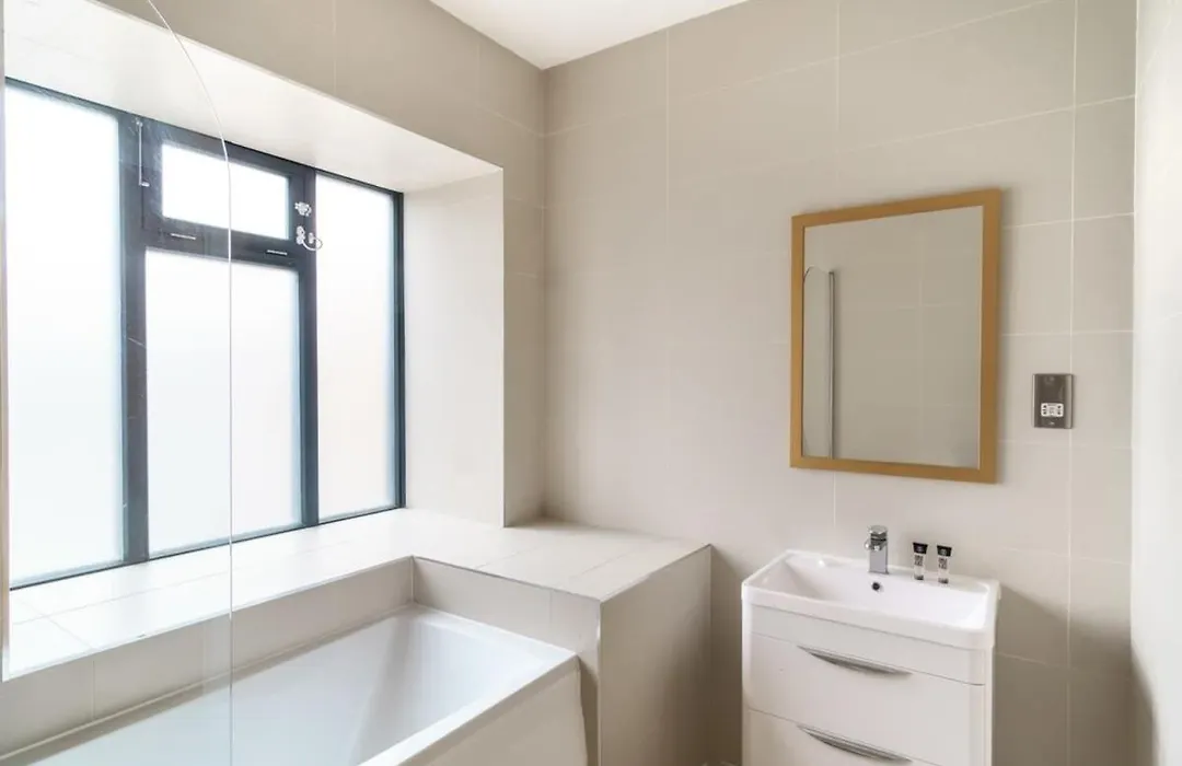 Bright 2 Bedroom Apartment In Central Manchester-1